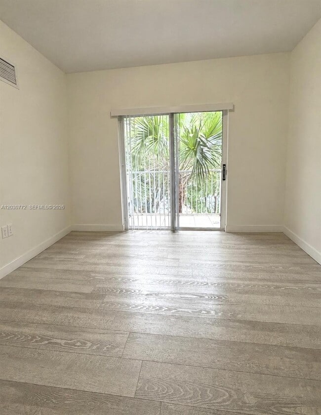 Building Photo - 11040 SW 196th St Unit 312