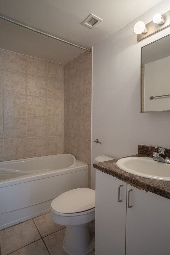 Photo - 4580 Chemin Queen Mary Unit 109