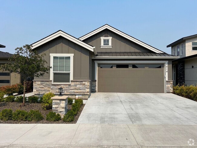 Building Photo - Spectacular 3 bed 3 bath custom home just ...