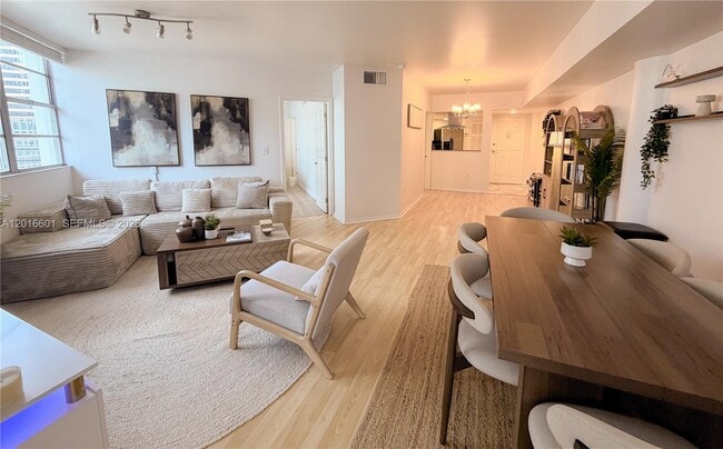 Building Photo - 825 Brickell Bay Dr Unit 2050