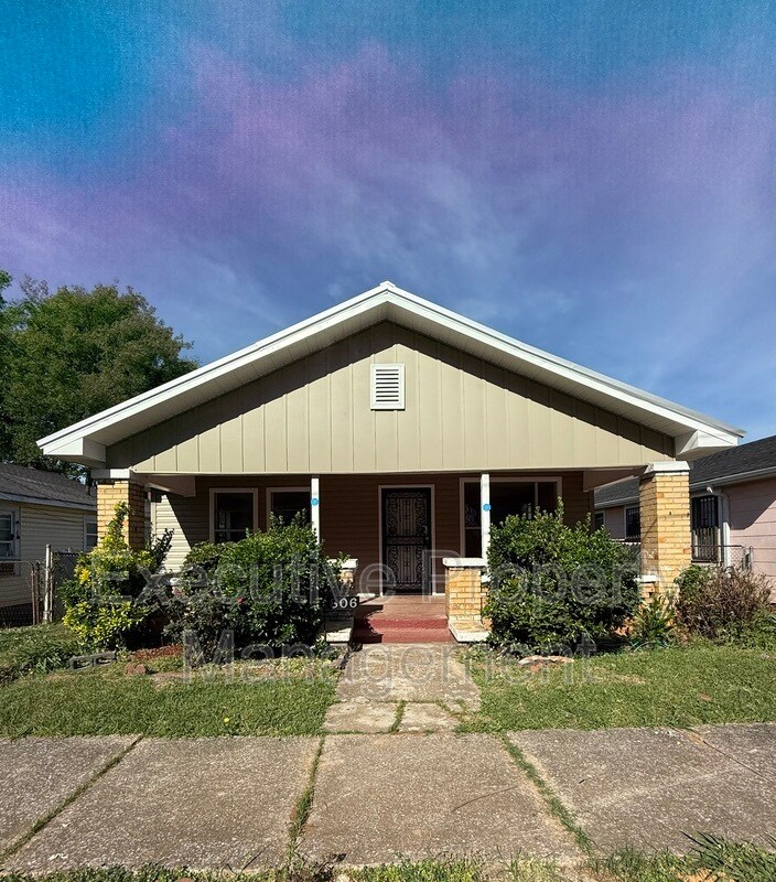 Photo - 806 Gamma St S