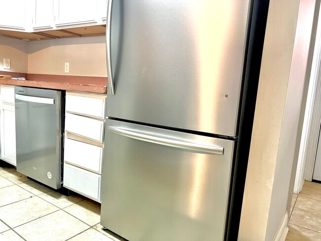 Photo - 406 E 31st St