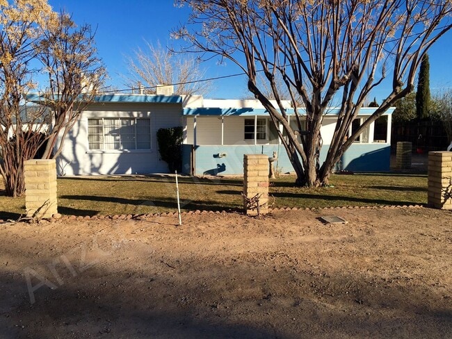 Building Photo - COZY HOME ON SPACIOUS LOT
