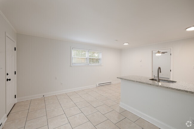 1BR, 1BA - 550SF Tile: Living Room - 1523 Gardenia Rd