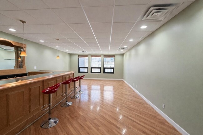 Building Photo - 35 N Saginaw St Unit 3