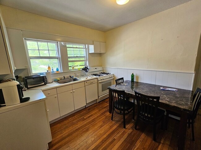 Building Photo - 14 Champney St Unit 2 Rental