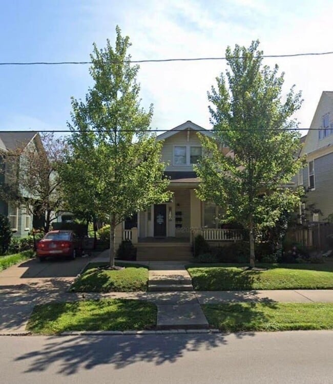 Building Photo - 720 SE Riverside Dr Unit B