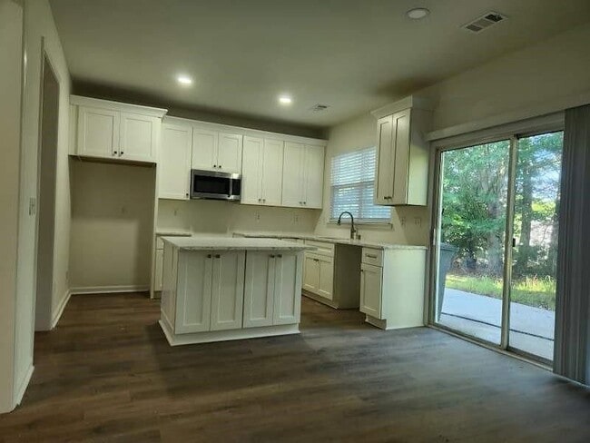 Photo - 2025 Kyrle Ln NW
