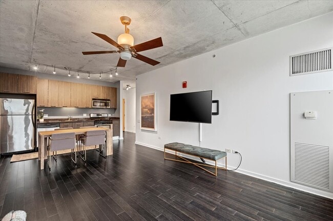 Photo - 659 W Randolph St