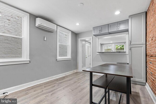 Photo - 129 E West St