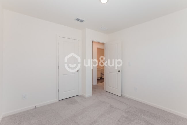 Fantastic 3bd/2.5ba home! Let yourself in!