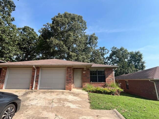 Building Photo - 308 W 16th Ct Unit A