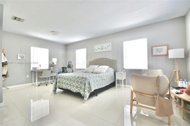 Photo - 18076 NE 19th Ave