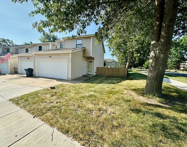 Building Photo - {1423} Updated Townhome + Two Car Garage + Fenced Yard + Lawncare Included