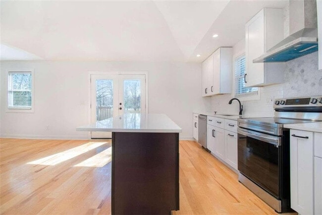 Building Photo - Room in House on Meldon Ave SE