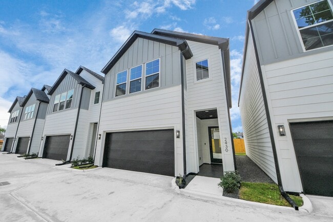 Photo - 2430 Harrington St