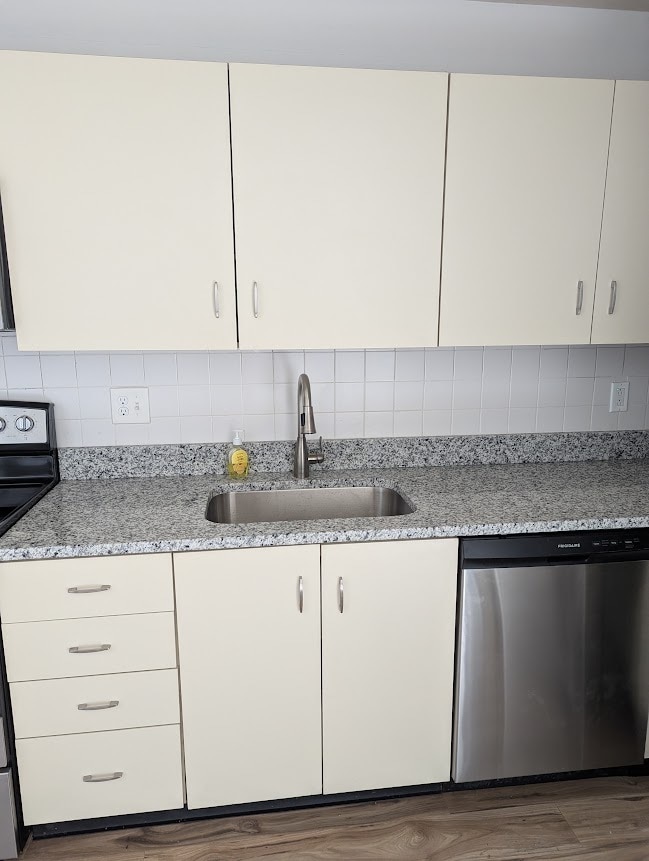 Kitchen - granite counters - 6903 Jones View Dr Unit #2B