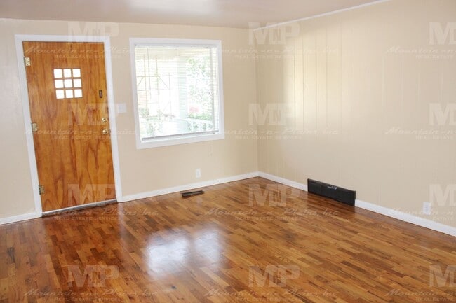 Photo - 216 Clover Ln