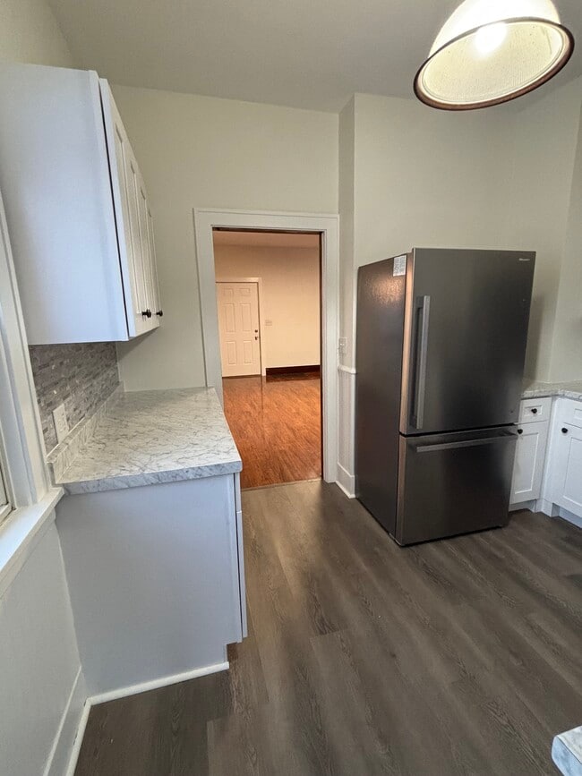 Plenty of kitchen storage - 1003 S Elm Ave