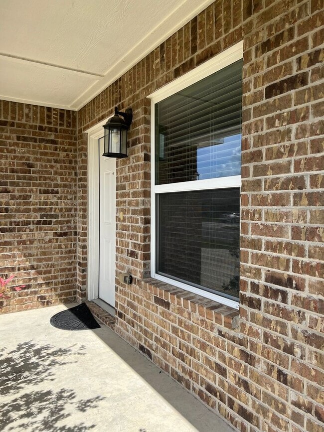Building Photo - AVAILABLE NOW! - FIRST MONTH FREE (SECTION... Rental