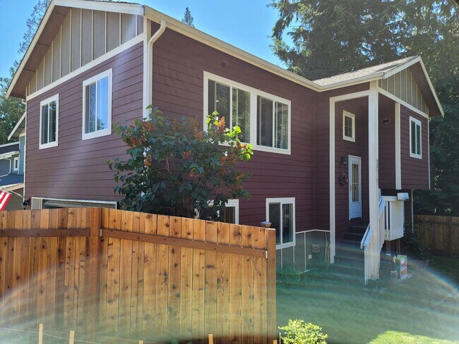 4 Bedroom Home in Great Kingston Location! - 4 Bedroom Home in Great Kingston Location!