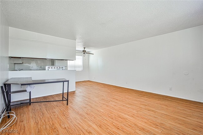 Building Photo - 5816 Bromley Ave Unit 1 Rental