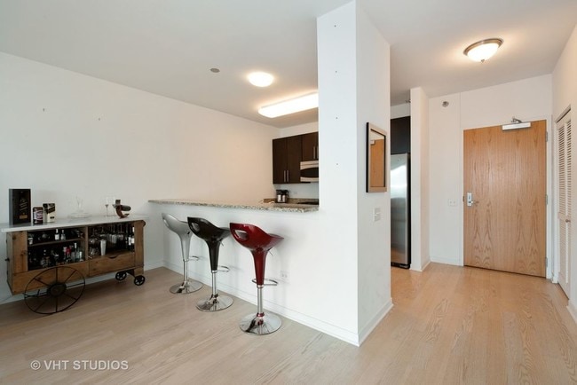 Dining Room - 757 N Orleans St Unit 1103