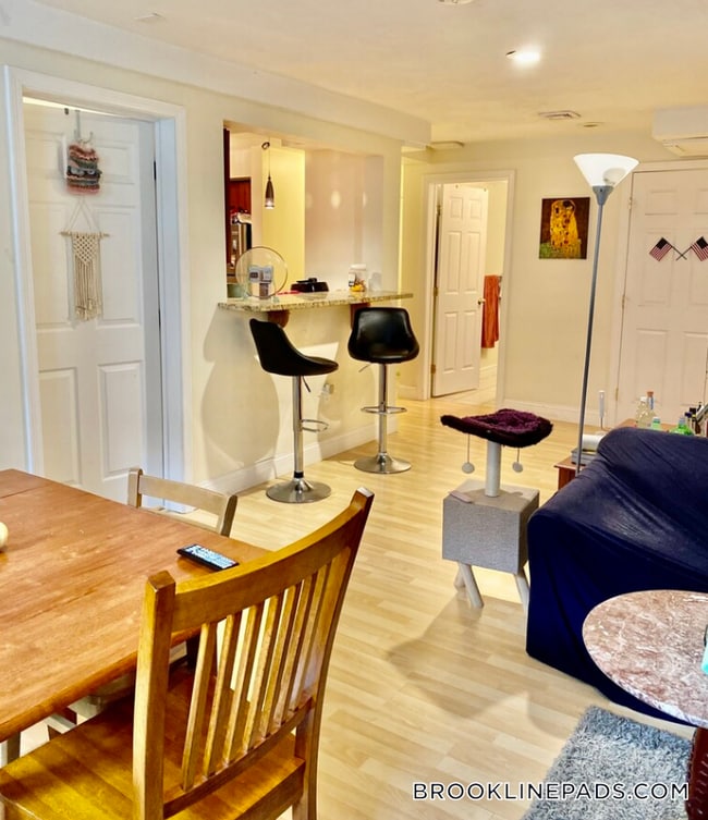 Building Photo - 10 Strathmore Rd