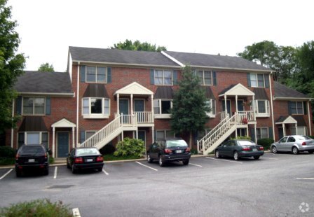 Building Photo - Spacious 2 Bedroom Townhome Steps Away Fro...