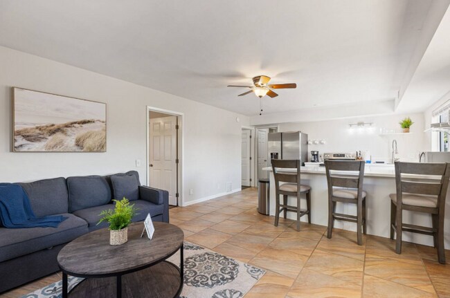 Photo - 321 W Kalmia St