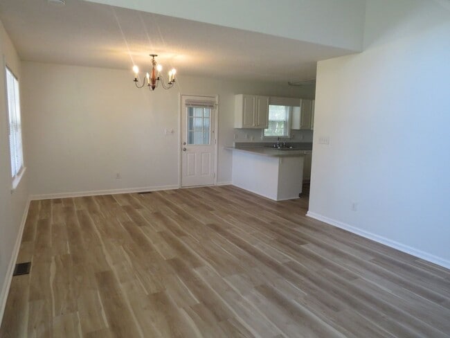 Photo - 208 Stroud St