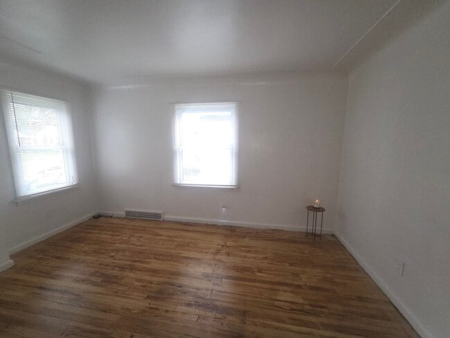 Photo - 18699 Shaftsbury Ave