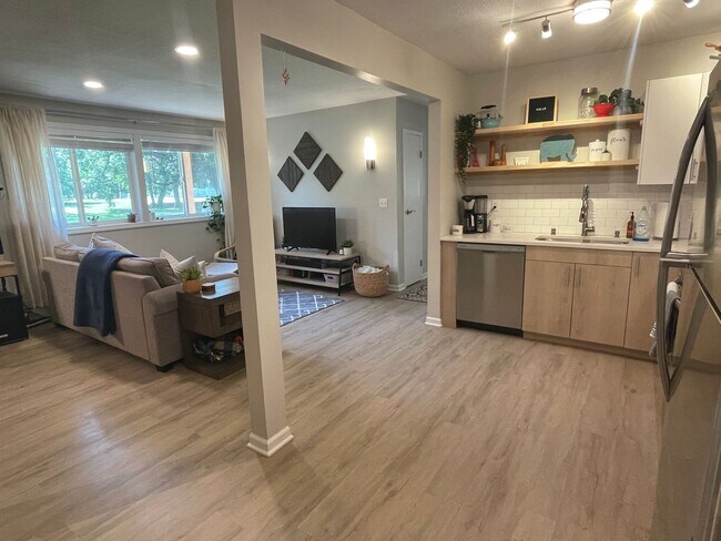 Photo - Champlin Main Floor Renovated Apartment, D... Unidad #3