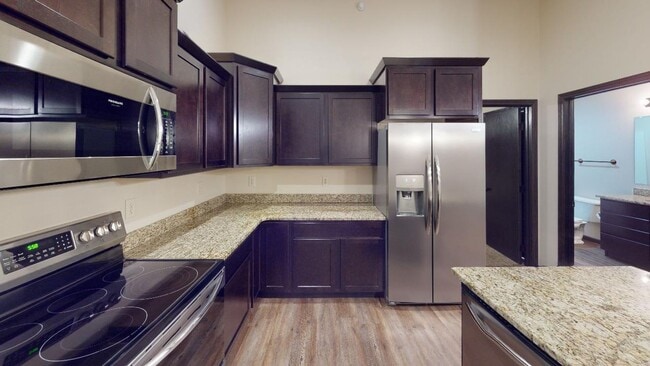Building Photo - Stunning 3 Bed / 2 Bath Townhome in Northern Lights