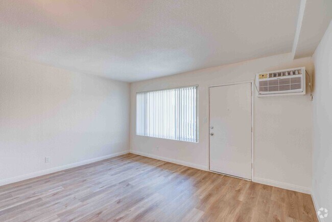 1BR, 1BA - 745SF