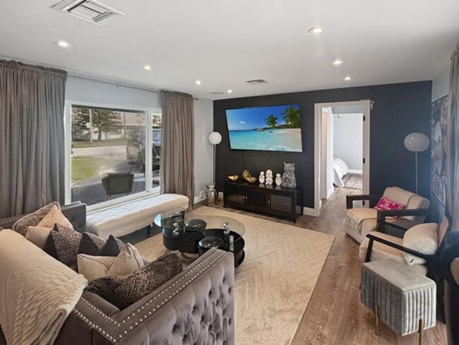 Photo - 100 SW 17th St