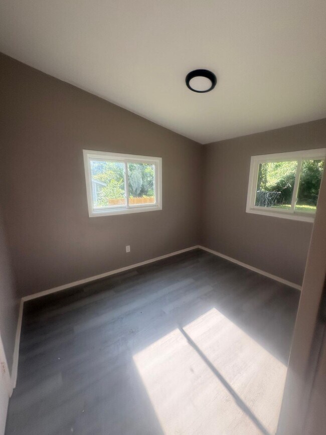Photo - 708 George Rd