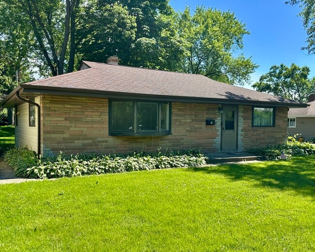 Building Photo - 45 Golfview Rd