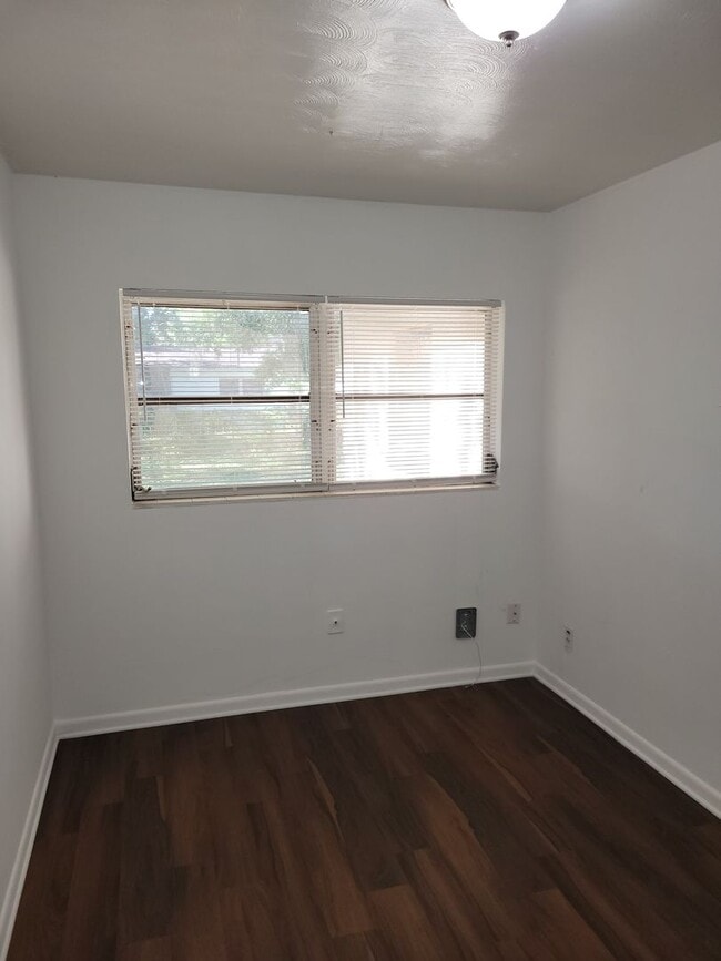 Photo - 3 BEDROOM 1 BATH  - 1/2 DUPLEX LOCATED IN ...
