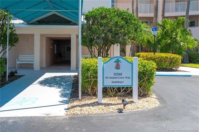 Building Photo - 5799 NE Island Cove Way Unit 1104