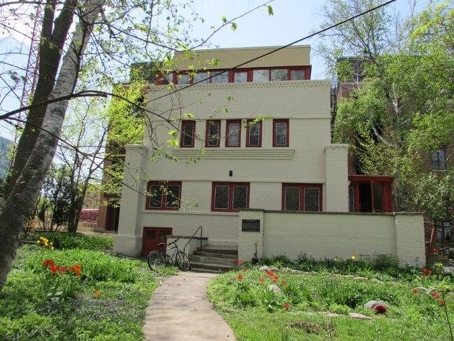 Building Photo - The Lamp House - 4 Br., 3 Bath Home Available 8/15/2026-MTM