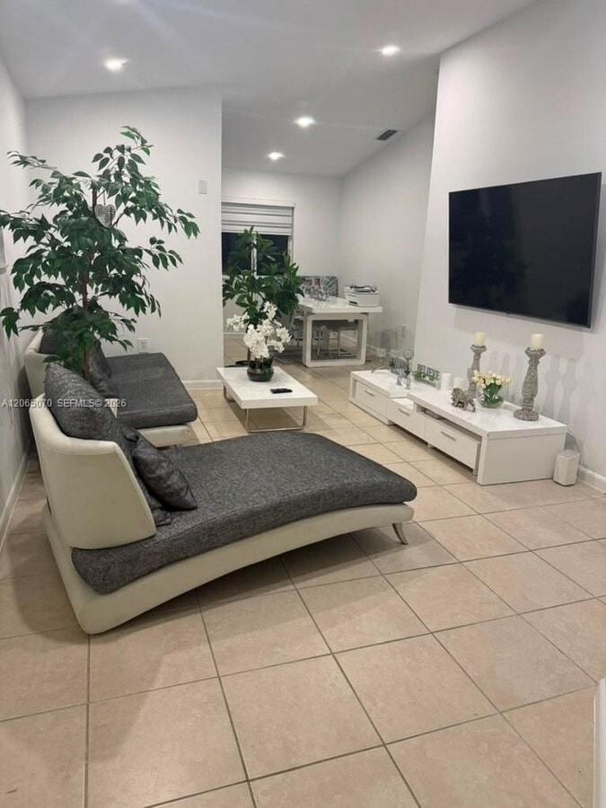 Photo - 945 NE 33rd Terrace Unidad 201