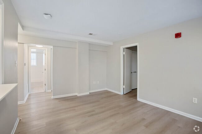 2BR, 1BA - 730SF