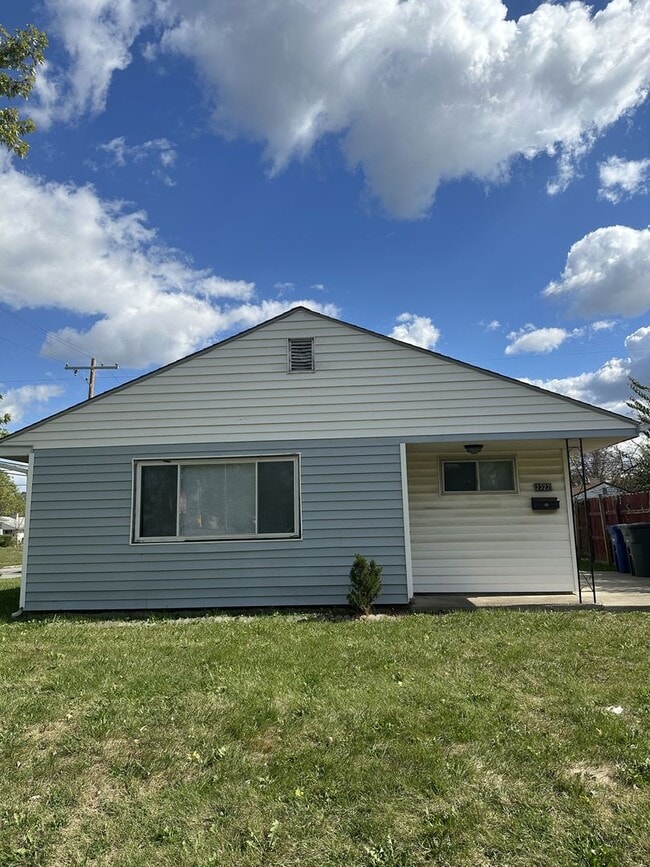 Building Photo - Welcome to this charming 3-bedroom, 1.5-ba...
