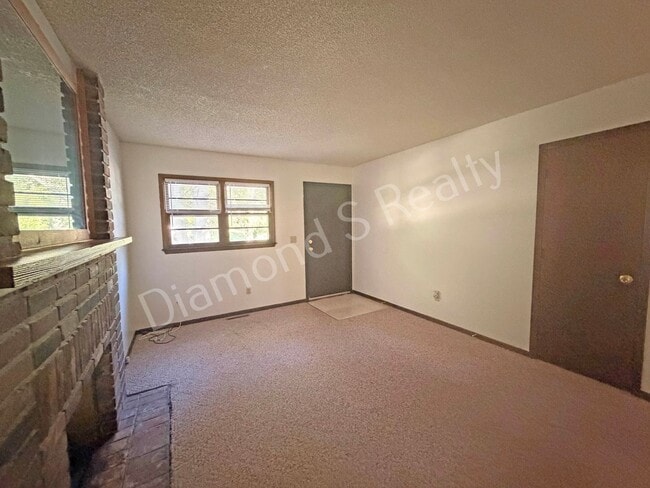 Photo - Charming 3 Bedroom Unit Available!