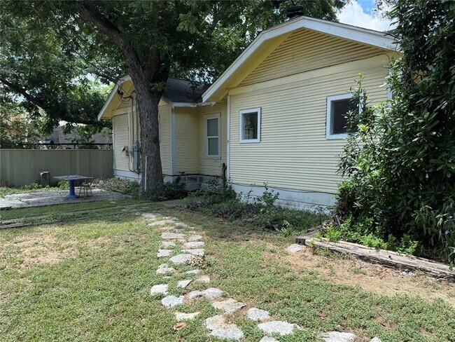 Photo - 601 W San Antonio St