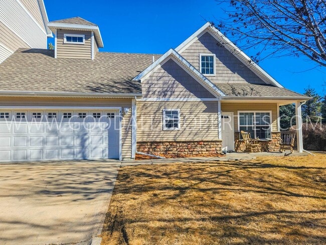 Building Photo - Spacious 3 Bedroom townhome with loft in Urbandale