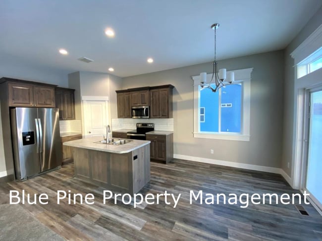 Photo - 1000 Sloane Way