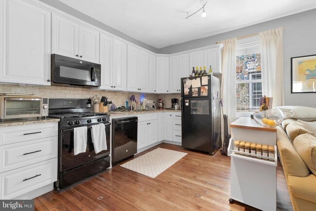 Building Photo - 508 Bainbridge St Unit FL2