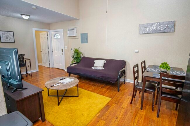 Building Photo - 121 Douglas Way St Unit B